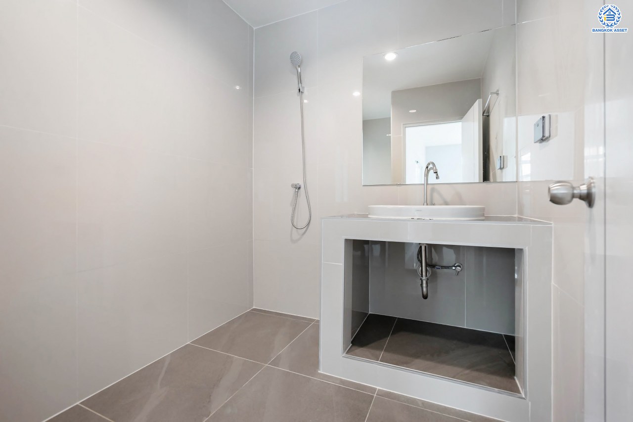 บ้านมือสองตกแต่งใหม่ โครงการ รัชชา2 บางใหญ่ เนื้อที่ 60 ตร.ว. ฟังก์ชัน 3 ห้องนอน 3 ห้องน้ำ 1 ห้องอเนกประสงค์ จอดรถได้ 2 คัน บนทำเลใกล้ถนนใหญ่เพียง 100 เมตร เชื่อมต่อถ.กาญจนาภิเษก ใกล้เซ็นทรัลเวสต์เกต ทางด่วน "ศรีรัช" และรถไฟฟ้าสายสีม่วง "สถานีสามแยกบางใหญ่"